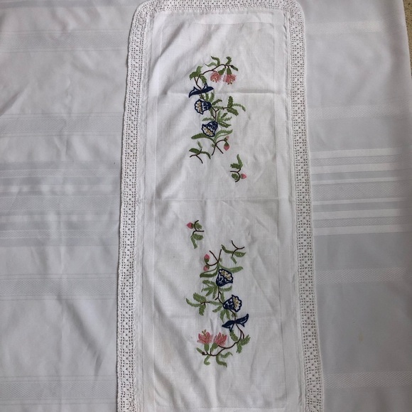 Vtg Jobelan Germany Embroidered Floral Table Runner - Picture 3 of 12